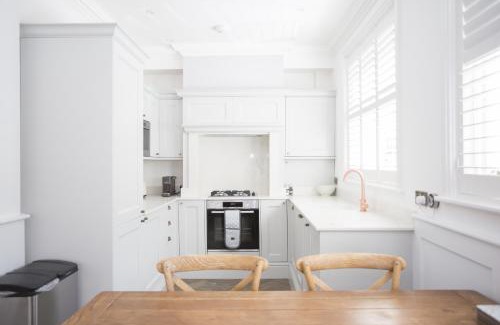 Worthing House | Coachman's Cottage- Worthing Beach sleeps 9