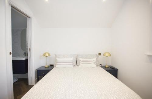 Worthing House | Coachman's Cottage- Worthing Beach sleeps 9