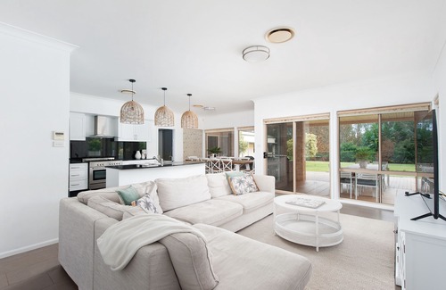 One Mile House | Coast and Country Estate - 15m Heated Pool and Minutes to Beach