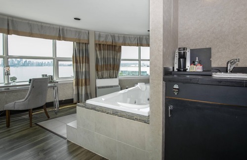 Lower Lonsdale Hotel | Coast Lonsdale Quay Hotel