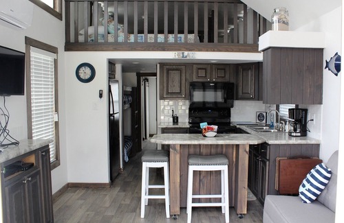 Rockport Cabin | Coast Oak -Beautiful New Tiny Cottage - Perfect Family Getaway
