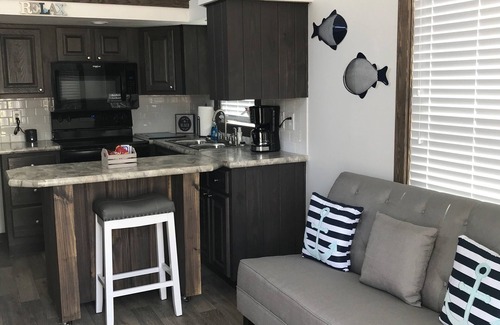 Rockport Cabin | Coast Oak -Beautiful New Tiny Cottage - Perfect Family Getaway