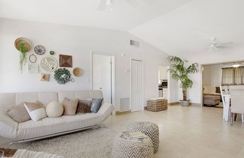 Hobe Sound House | Coastal Breeze Bungalow - Beautiful Hobe Sound / Close to Beach / 3 BE - 3 BA
