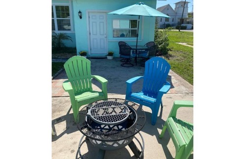 Holly Hill House | Coastal Bungalow near Beaches and Intracoastal