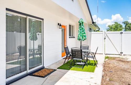 Lakeland House | Coastal Cabana in Lakeland with King Bed