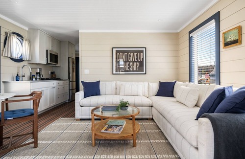 Downtown Charleston Boat Rental | Coastal Caviar - Beluga Suite - with Rooftop Deck