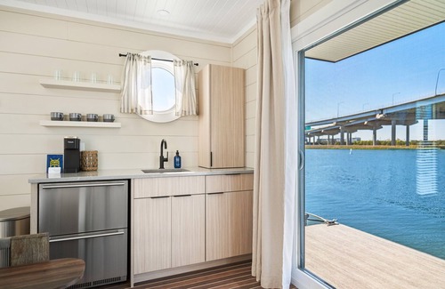 Downtown Charleston Boat Rental | Coastal Caviar - The Ossetra - Honeymoon Suite
