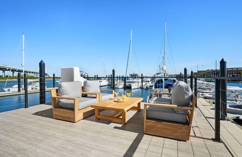 Downtown Charleston Boat Rental | Coastal Caviar - The Ossetra - Honeymoon Suite
