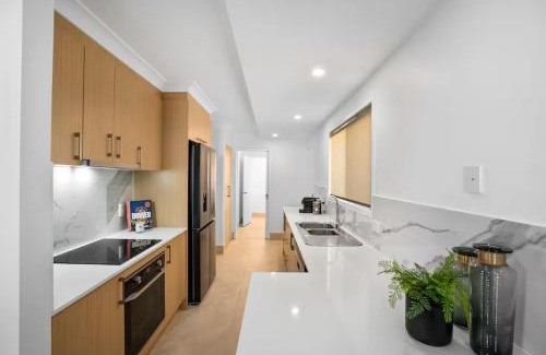Surfers Paradise House | Coastal Central 3BR - Spa, Surfers Paradise, AC