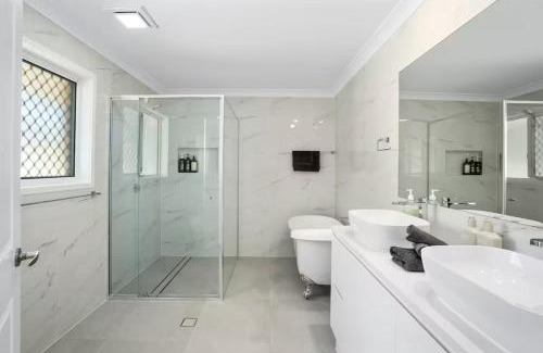 Surfers Paradise House | Coastal Central 3BR - Spa, Surfers Paradise, AC