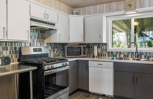 Little Sturgeon Cottage | Coastal Charm on Little Sturgeon Bay - 3 Bedroom/2 Bathroom on the Water
