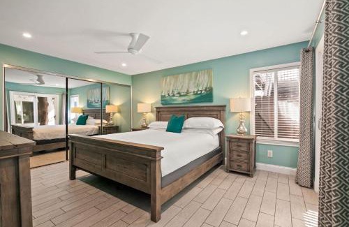 Beach Barber Tract House | Coastal Chic at Windansea