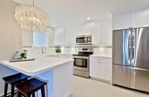 Beach Barber Tract House | Coastal Chic at Windansea