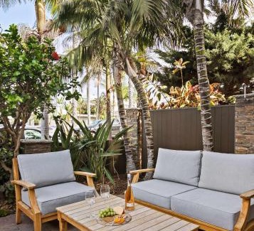 Beach Barber Tract House | Coastal Chic at Windansea