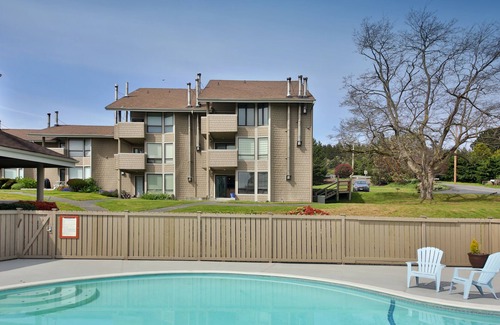 Freeland Condo | Coastal Chic Beach Condo - on Mutiny Bay