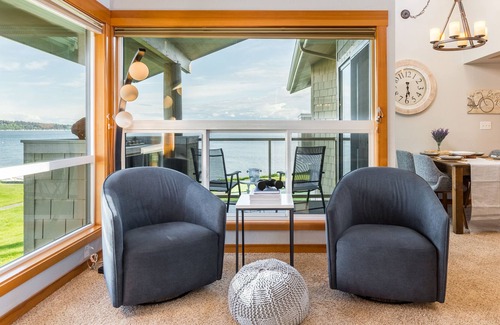 Freeland Condo | Coastal Chic Beach Condo by AvantStay | Balcony