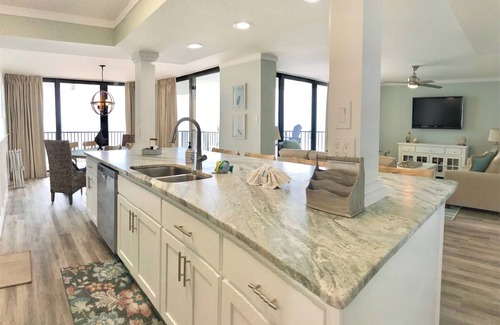 Holiday Beach Condo | Coastal Chic Gulf Front Condo! End Unit PW 912