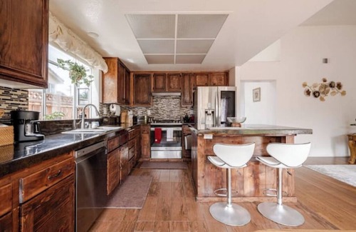 Marina House | Coastal City Haven
