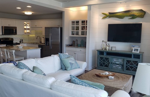 Emerald Isle Condo | Coastal Condo w/Ocean & Sound Views & Balcony