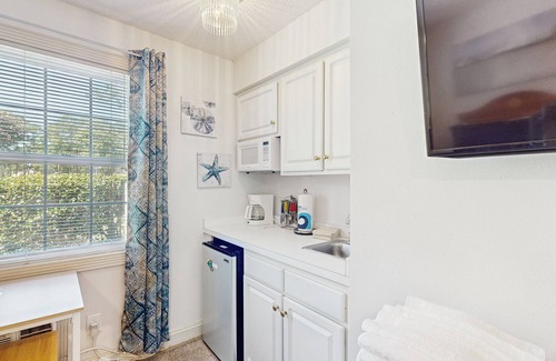 Calabash Apartment | Coastal Condo with golf on-site, shared pool and fitness center