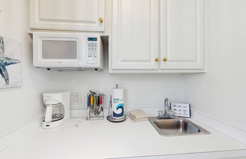 Calabash Apartment | Coastal Condo with golf on-site, shared pool and fitness center