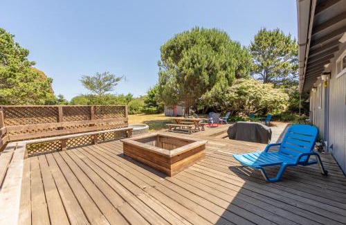 Fort Bragg House | Coastal Conifer Hideaway