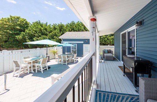 Town Bank House | Coastal Cottage 5 houses from Del. Bay sleeps 12 with pool (dog friendly)