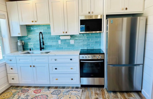 Central Naples Cottage | Coastal Cottage w/King Bed- 1.5 miles fromnthe Beach!