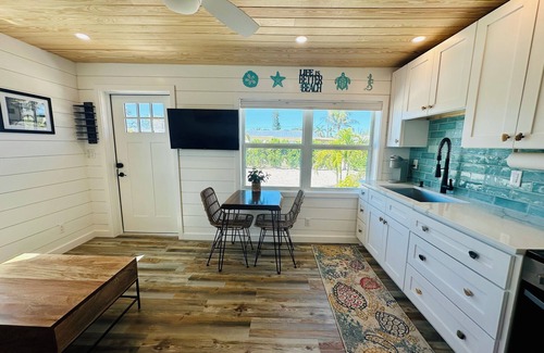 Central Naples Cottage | Coastal Cottage w/King Bed- 1.5 miles fromnthe Beach!