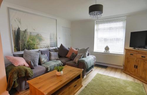 Skelton-in-Cleveland House | Coastal Cottage with Hot Tub and Garden Sleeps 8
