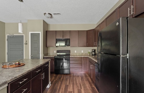 West Des Moines Apartment | Coastal Cozy Private Scenic End Unit w/Private Attached Garage/Pool/Gym