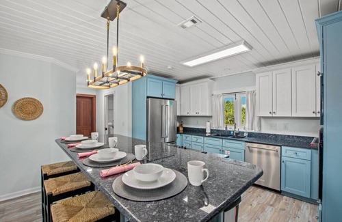 El Centro Beach House | Coastal Cutie - 2 Blocks 2 Beach