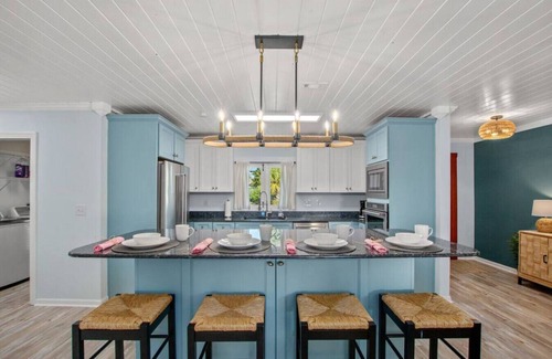 El Centro Beach House | Coastal Cutie - 2 Blocks 2 Beach