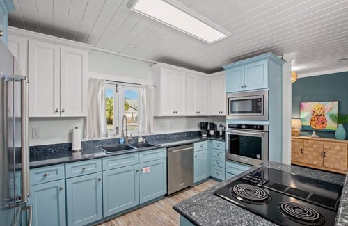 El Centro Beach House | Coastal Cutie - 2 Blocks 2 Beach