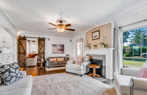 North Bend House | Coastal cutie with a large yard, deck, washer/dryer, & fuse ball table