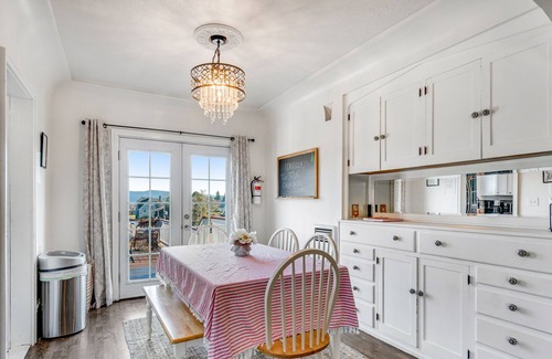 North Bend House | Coastal cutie with a large yard, deck, washer/dryer, & fuse ball table