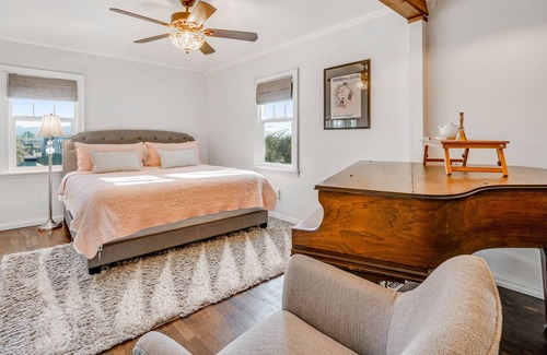 North Bend House | Coastal cutie with a large yard, deck, washer/dryer, & fuse ball table