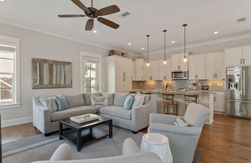 Lakeside at Blue Mountain Beach House | Coastal Elegance/Modern Comfort-golf cart included – 4 free bikes-walk to beach