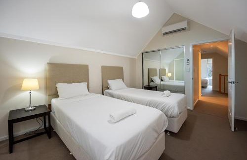 Broadwater House | Coastal Elegance Relaxed Stay in Broadwater