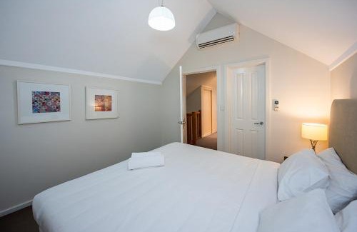 Broadwater House | Coastal Elegance Relaxed Stay in Broadwater