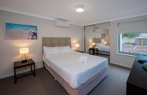 Broadwater House | Coastal Elegance Relaxed Stay in Broadwater