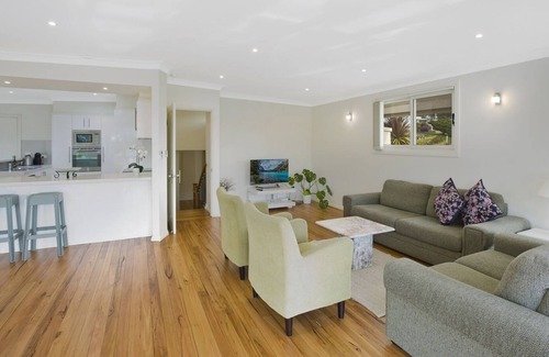 Toronto House | Coastal Escape - Fabulous family home with pool in perfect location