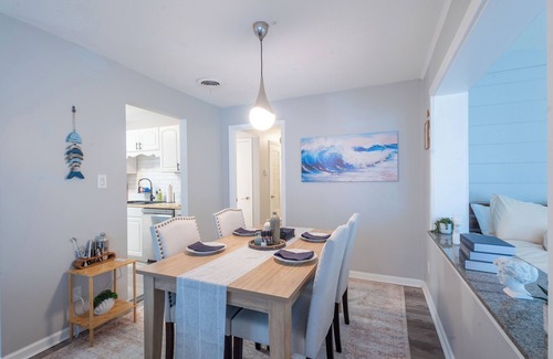 Bayshore Gardens House | Coastal Escape - River by the Beach - Sleeps 11!