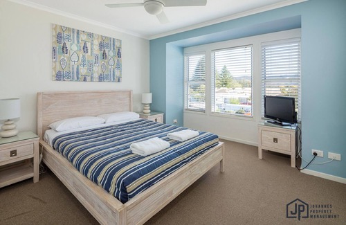 Batemans Bay House | Coastal Escape: Spacious 3-Story Beachside Home