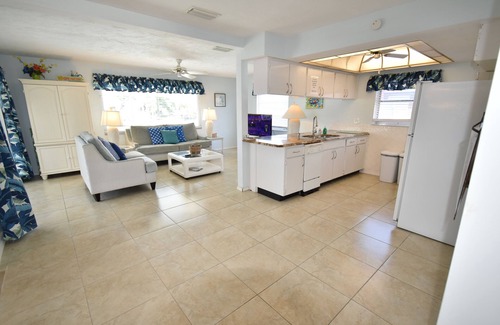 Flor-a-mar House | Coastal Escape Awaits: Enjoy a Complimentary Pontoon Boat Adventure!