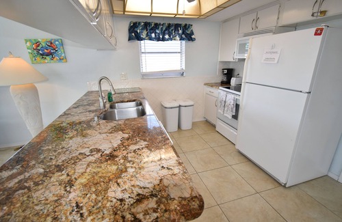 Flor-a-mar House | Coastal Escape Awaits: Enjoy a Complimentary Pontoon Boat Adventure!