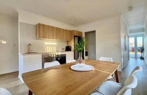 Redcliffe House | Coastal Escape Watch Horses Pass Walk to Beach