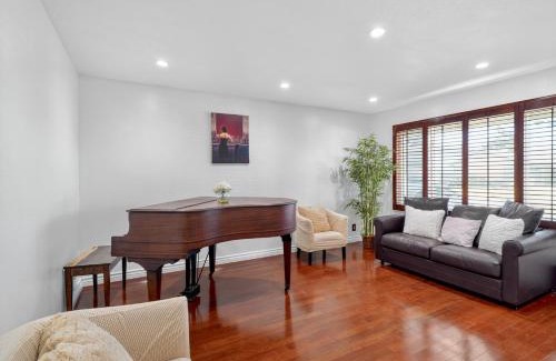 Sea View Estates House | Coastal Escape with Private Mini Golf home