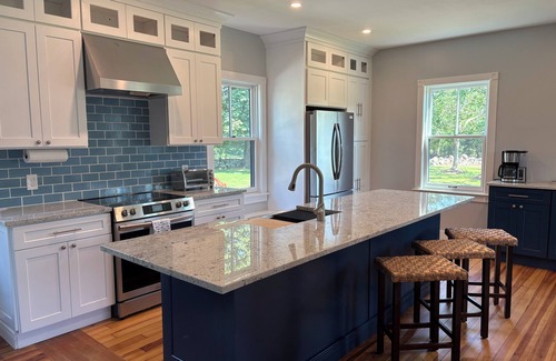 South Kingstown House | Coastal Farmhouse-Newly Renovated. Minutes drive to Narragansett and the Beaches