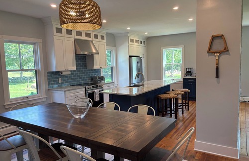 South Kingstown House | Coastal Farmhouse-Newly Renovated. Minutes drive to Narragansett and the Beaches
